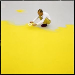 Wolfgang Laib sifting hazelnut pollen, 1992. Courtesy the artist